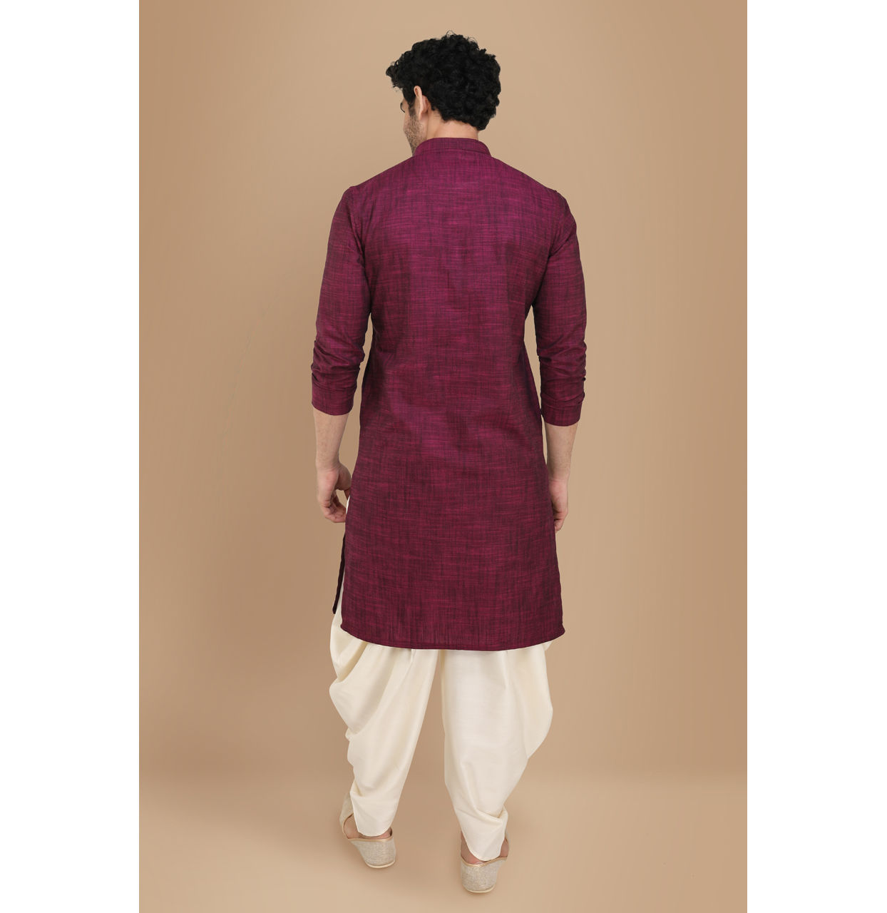 alt message - Manyavar Men Wine Self Design Kurta image number 2